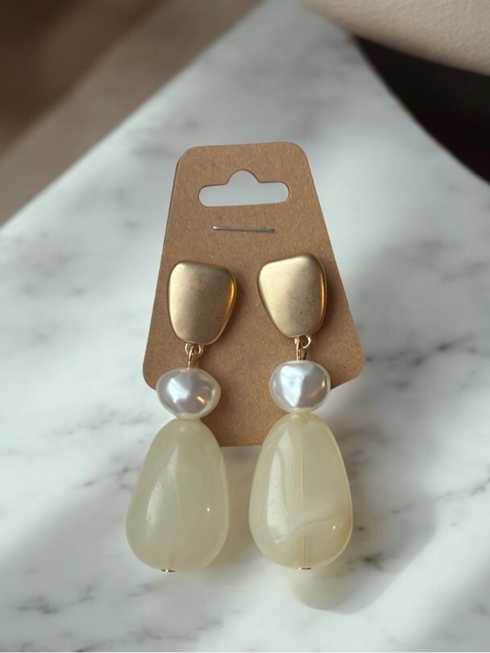 Gold Tone Pearl and Cream Marble Tear Drop Stone Earrings NWOT